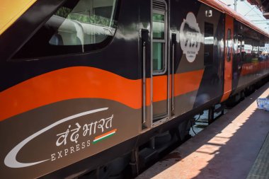 Varanasi, Hindistan, 24 Mart 2025 - Varanasi tren istasyonundan Delhi 'ye giden Vande Bharat Ekspres treni, Hindistan' ın en hızlı treni