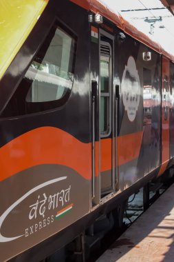 Varanasi, Hindistan, 24 Mart 2025 - Varanasi tren istasyonundan Delhi 'ye giden Vande Bharat Ekspres treni, Hindistan' ın en hızlı treni