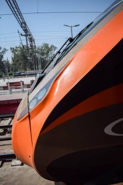 Varanasi, Hindistan, 24 Mart 2025 - Varanasi tren istasyonundan Delhi 'ye giden Vande Bharat Ekspres treni, Hindistan' ın en hızlı treni