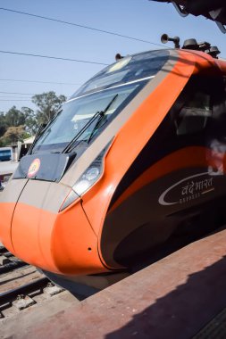 Varanasi, Hindistan, 24 Mart 2025 - Varanasi tren istasyonundan Delhi 'ye giden Vande Bharat Ekspres treni, Hindistan' ın en hızlı treni