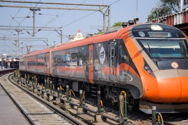 Varanasi, Hindistan, 24 Mart 2025 - Varanasi tren istasyonundan Delhi 'ye giden Vande Bharat Ekspres treni, Hindistan' ın en hızlı treni