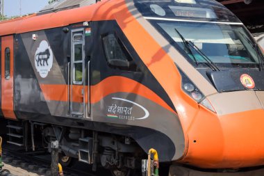 Varanasi, Hindistan, 24 Mart 2025 - Varanasi tren istasyonundan Delhi 'ye giden Vande Bharat Ekspres treni, Hindistan' ın en hızlı treni