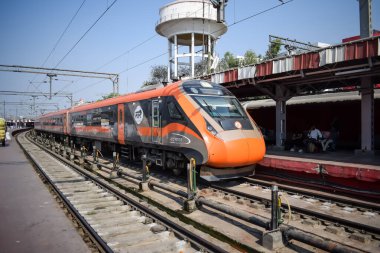 Varanasi, Hindistan, 24 Mart 2025 - Varanasi tren istasyonundan Delhi 'ye giden Vande Bharat Ekspres treni, Hindistan' ın en hızlı treni