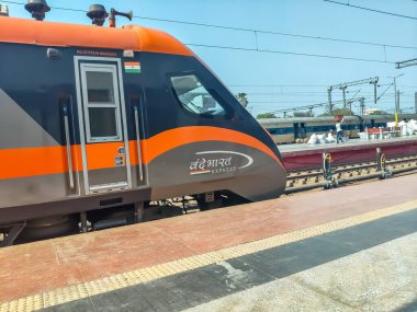 Varanasi, Hindistan, 24 Mart 2025 - Varanasi tren istasyonundan Delhi 'ye giden Vande Bharat Ekspres treni, Hindistan' ın en hızlı treni