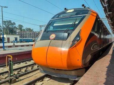 Varanasi, Hindistan, 24 Mart 2025 - Varanasi tren istasyonundan Delhi 'ye giden Vande Bharat Ekspres treni, Hindistan' ın en hızlı treni