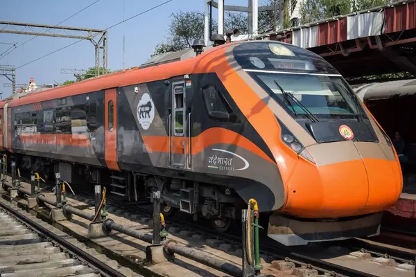 Varanasi, Hindistan, 24 Mart 2025 - Varanasi tren istasyonundan Delhi 'ye giden Vande Bharat Ekspres treni, Hindistan' ın en hızlı treni