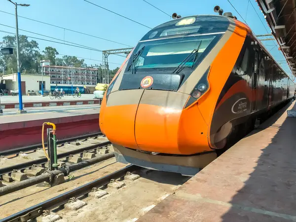 Varanasi, Hindistan, 24 Mart 2025 - Varanasi tren istasyonundan Delhi 'ye giden Vande Bharat Ekspres treni, Hindistan' ın en hızlı treni