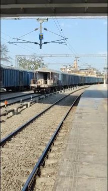 Delhi, Hindistan, 31 Aralık 2024 - Anand Vihar tren istasyonundan kalkan Hint tren treni, Delhi tren istasyonundaki Renkli Yük treni