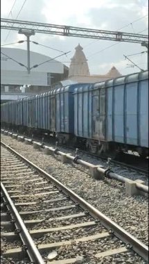 Delhi, Hindistan, 31 Aralık 2024 - Anand Vihar tren istasyonundan kalkan Hint tren treni, Delhi tren istasyonundaki Renkli Yük treni