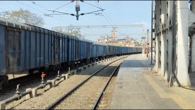 Delhi, Hindistan, 31 Aralık 2024 - Anand Vihar tren istasyonundan kalkan Hint tren treni, Delhi tren istasyonundaki Renkli Yük treni