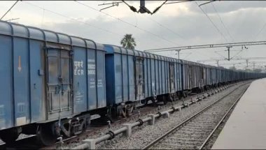 Delhi, Hindistan, 31 Aralık 2024 - Anand Vihar tren istasyonundan kalkan Hint tren treni, Delhi tren istasyonundaki Renkli Yük treni
