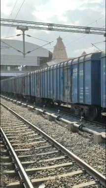 Delhi, Hindistan, 31 Aralık 2024 - Anand Vihar tren istasyonundan kalkan Hint tren treni, Delhi tren istasyonundaki Renkli Yük treni