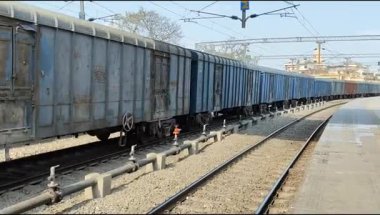 Delhi, Hindistan, 31 Aralık 2024 - Anand Vihar tren istasyonundan kalkan Hint tren treni, Delhi tren istasyonundaki Renkli Yük treni