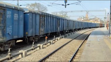 Delhi, Hindistan, 31 Aralık 2024 - Anand Vihar tren istasyonundan kalkan Hint tren treni, Delhi tren istasyonundaki Renkli Yük treni