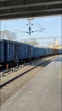 Delhi, Hindistan, 31 Aralık 2024 - Anand Vihar tren istasyonundan kalkan Hint tren treni, Delhi tren istasyonundaki Renkli Yük treni