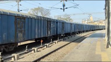 Delhi, Hindistan, 31 Aralık 2024 - Anand Vihar tren istasyonundan kalkan Hint tren treni, Delhi tren istasyonundaki Renkli Yük treni