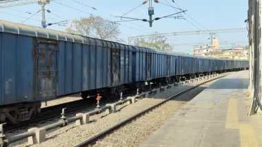 Delhi, Hindistan, 31 Aralık 2024 - Anand Vihar tren istasyonundan kalkan Hint tren treni, Delhi tren istasyonundaki Renkli Yük treni