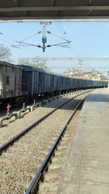 Delhi, Hindistan, 31 Aralık 2024 - Anand Vihar tren istasyonundan kalkan Hint tren treni, Delhi tren istasyonundaki Renkli Yük treni