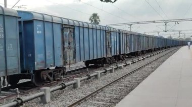 Delhi, Hindistan, 31 Aralık 2024 - Anand Vihar tren istasyonundan kalkan Hint tren treni, Delhi tren istasyonundaki Renkli Yük treni
