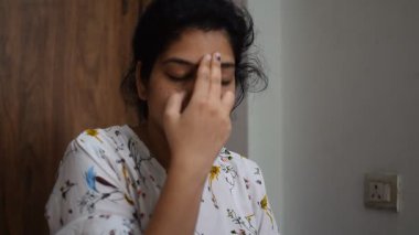 Evde yoga yapan genç Hintli bir kadın çevrimiçi yoga seansında güzel bir kız temel yoga pozisyonunda Asyalı bir kadın kapalı alanda yoga yapıyor. 