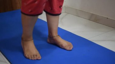 Evde yoga yapan genç Hintli bir kadın çevrimiçi yoga seansında güzel bir kız temel yoga pozisyonunda Asyalı bir kadın kapalı alanda yoga yapıyor. 