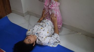 Evde yoga yapan genç Hintli bir kadın çevrimiçi yoga seansında güzel bir kız temel yoga pozisyonunda Asyalı bir kadın kapalı alanda yoga yapıyor. 