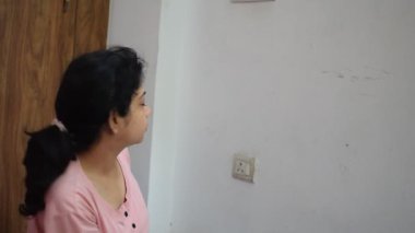 Evde yoga yapan genç Hintli bir kadın çevrimiçi yoga seansında güzel bir kız temel yoga pozisyonunda Asyalı bir kadın kapalı alanda yoga yapıyor. 