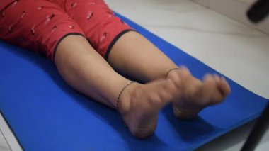 Evde yoga yapan genç Hintli bir kadın çevrimiçi yoga seansında güzel bir kız temel yoga pozisyonunda Asyalı bir kadın kapalı alanda yoga yapıyor. 