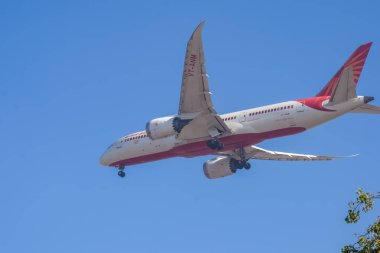 Yeni Delhi, Hindistan, 10 Kasım 2024 - Indra Gandhi Uluslararası Havalimanı Delhi 'den kalkan Air India Airbus A320, gündüz vakti mavi gökyüzünde uçan Hindistan iç uçağı