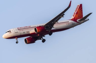 Yeni Delhi, Hindistan, 10 Kasım 2024 - Indra Gandhi Uluslararası Havalimanı Delhi 'den kalkan Air India Airbus A320, gündüz vakti mavi gökyüzünde uçan Hindistan iç uçağı