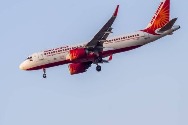 Yeni Delhi, Hindistan, 10 Kasım 2024 - Indra Gandhi Uluslararası Havalimanı Delhi 'den kalkan Air India Airbus A320, gündüz vakti mavi gökyüzünde uçan Hindistan iç uçağı