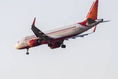 Yeni Delhi, Hindistan, 10 Kasım 2024 - Indra Gandhi Uluslararası Havalimanı Delhi 'den kalkan Air India Airbus A320, gündüz vakti mavi gökyüzünde uçan Hindistan iç uçağı