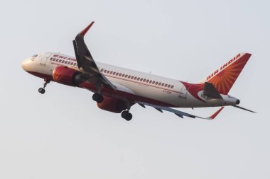 Yeni Delhi, Hindistan, 10 Kasım 2024 - Indra Gandhi Uluslararası Havalimanı Delhi 'den kalkan Air India Airbus A320, gündüz vakti mavi gökyüzünde uçan Hindistan iç uçağı