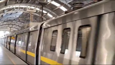 Yeni Delhi, Hindistan, 16 Nisan 2025 - Delhi treni Yeni Delhi, Hindistan, Asya 'daki Jhandewalan metro istasyonuna varıyor.