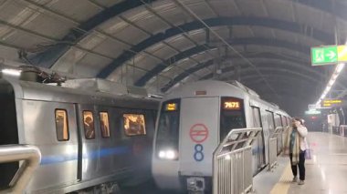 Yeni Delhi, Hindistan, 16 Nisan 2025 - Delhi treni Yeni Delhi, Hindistan, Asya 'daki Jhandewalan metro istasyonuna varıyor.