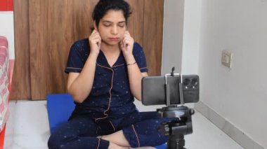 Evde yoga yapan genç Hintli bir kadın çevrimiçi yoga seansında güzel bir kız temel yoga pozisyonunda Asyalı bir kadın kapalı alanda yoga yapıyor. 