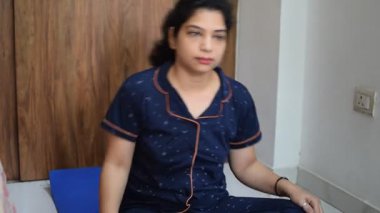 Evde yoga yapan genç Hintli bir kadın çevrimiçi yoga seansında güzel bir kız temel yoga pozisyonunda Asyalı bir kadın kapalı alanda yoga yapıyor. 