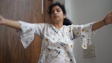 Evde yoga yapan genç Hintli bir kadın çevrimiçi yoga seansında güzel bir kız temel yoga pozisyonunda Asyalı bir kadın kapalı alanda yoga yapıyor. 