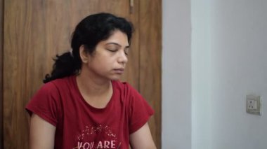 Evde yoga yapan genç Hintli bir kadın çevrimiçi yoga seansında güzel bir kız temel yoga pozisyonunda Asyalı bir kadın kapalı alanda yoga yapıyor. 