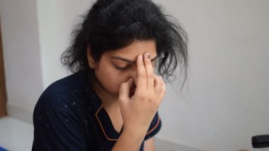 Evde yoga yapan genç Hintli bir kadın çevrimiçi yoga seansında güzel bir kız temel yoga pozisyonunda Asyalı bir kadın kapalı alanda yoga yapıyor. 