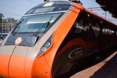Varanasi, Hindistan, 24 Mart 2025 - Varanasi tren istasyonundan Delhi 'ye giden Vande Bharat Ekspres treni, Hindistan' ın en hızlı treni