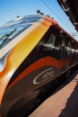 Varanasi, Hindistan, 24 Mart 2025 - Varanasi tren istasyonundan Delhi 'ye giden Vande Bharat Ekspres treni, Hindistan' ın en hızlı treni