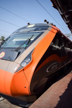 Varanasi, Hindistan, 24 Mart 2025 - Varanasi tren istasyonundan Delhi 'ye giden Vande Bharat Ekspres treni, Hindistan' ın en hızlı treni