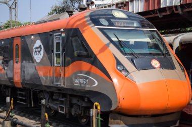 Varanasi, Hindistan, 24 Mart 2025 - Varanasi tren istasyonundan Delhi 'ye giden Vande Bharat Ekspres treni, Hindistan' ın en hızlı treni