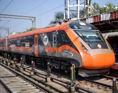 Varanasi, Hindistan, 24 Mart 2025 - Varanasi tren istasyonundan Delhi 'ye giden Vande Bharat Ekspres treni, Hindistan' ın en hızlı treni