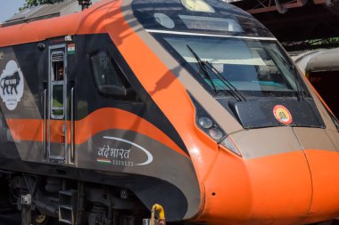 Varanasi, Hindistan, 24 Mart 2025 - Varanasi tren istasyonundan Delhi 'ye giden Vande Bharat Ekspres treni, Hindistan' ın en hızlı treni