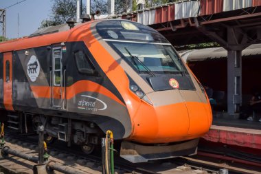Varanasi, Hindistan, 24 Mart 2025 - Varanasi tren istasyonundan Delhi 'ye giden Vande Bharat Ekspres treni, Hindistan' ın en hızlı treni