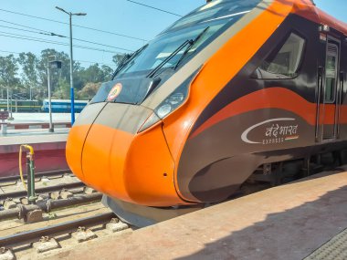 Varanasi, Hindistan, 24 Mart 2025 - Varanasi tren istasyonundan Delhi 'ye giden Vande Bharat Ekspres treni, Hindistan' ın en hızlı treni