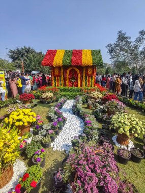 Delhi, Hindistan, 14 Şubat 2025 - Her yıl Delhi NCR 'de düzenlenen Noida Çiçek Sergisi' nde gösterilen çiçeklerde farklı yaşlarda insanlar, her yıl düzenlenen çiçek fuarında taze çiçekler ve yeşil doğal bitkiler