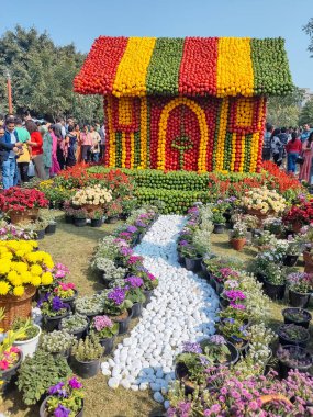 Delhi, Hindistan, 14 Şubat 2025 - Her yıl Delhi NCR 'de düzenlenen Noida Çiçek Sergisi' nde gösterilen çiçeklerde farklı yaşlarda insanlar, her yıl düzenlenen çiçek fuarında taze çiçekler ve yeşil doğal bitkiler